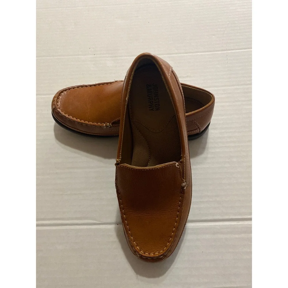Johnston & Murphy Boys McGuffey Tan Leather Slip On Loafers Boys Dress Shoes 4M